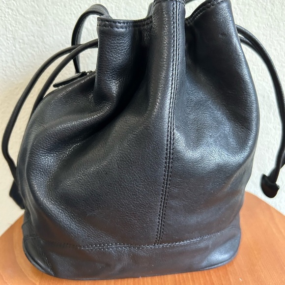 Kenneth Cole Reaction black leather shoulder or crossbody bag. - Picture 4 of 13